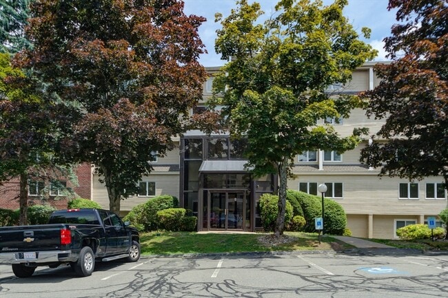 Building Photo - 4 Duck Pond Rd Unit 221 Rental