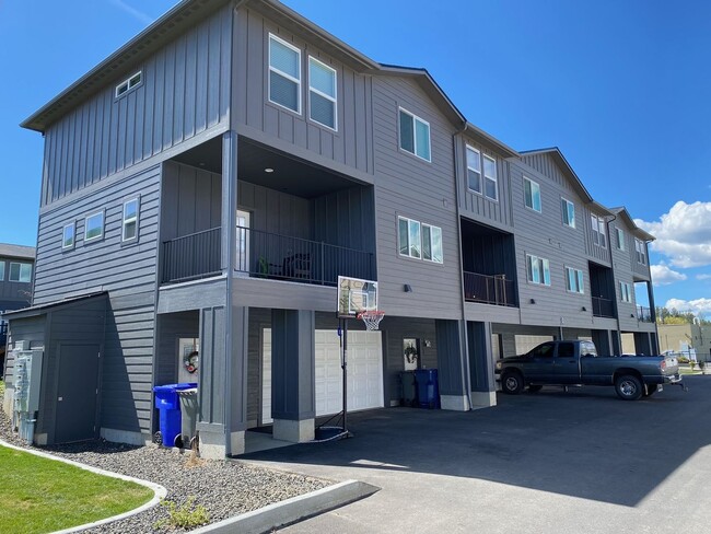Building Photo - Stunning 3-Bed, 2.5-Bath 3-Level Townhomes in Deer Park, Townhomes Available September 10th! Unit 1