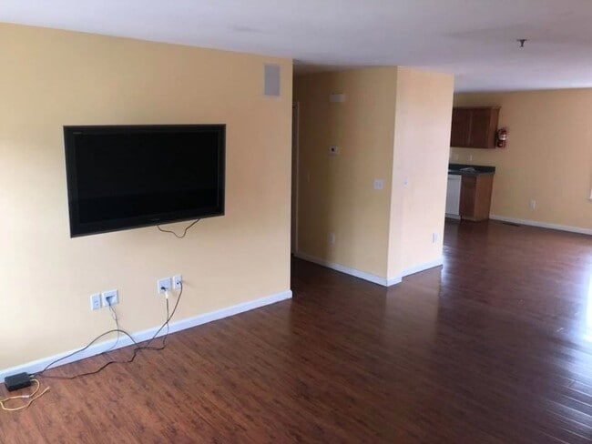 Photo - 3 Bedroom 2 Bathroom Garden Apartment Blocks From Penn West Unit #2