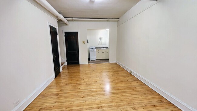 Photo - 1919 W Berteau Ave Unit R