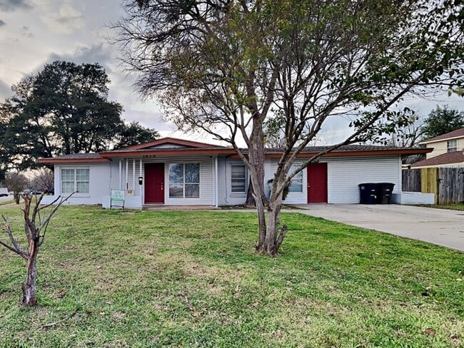 Building Photo - 1628 Canterbury Cir Rental