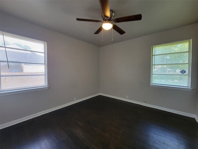 Photo - 1220 Lewis Dr