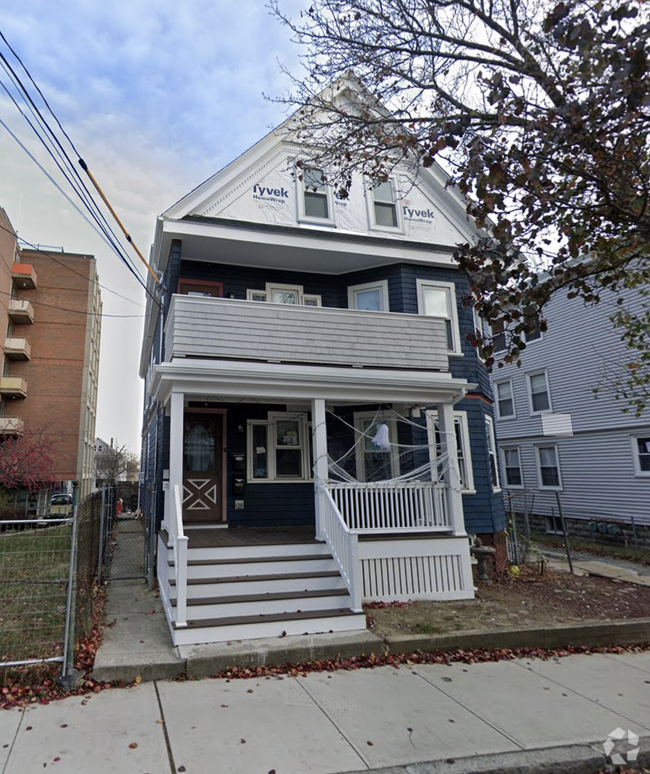 Building Photo - 121 Lowell St Rental