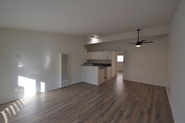 Photo - 15156 Dickens St