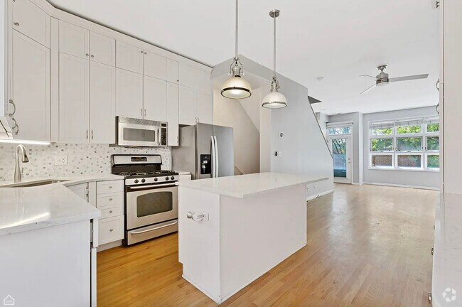 Building Photo - 855 W Erie St Unit 119 Rental
