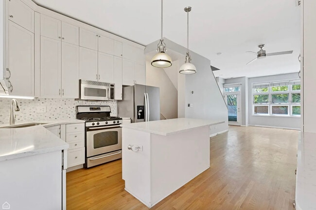 Photo - 855 W Erie St Apartments Unit 119