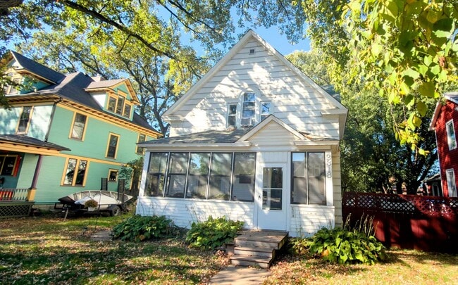 Building Photo - Spacious 2 Bedroom Apartment in Northeast Unit 1