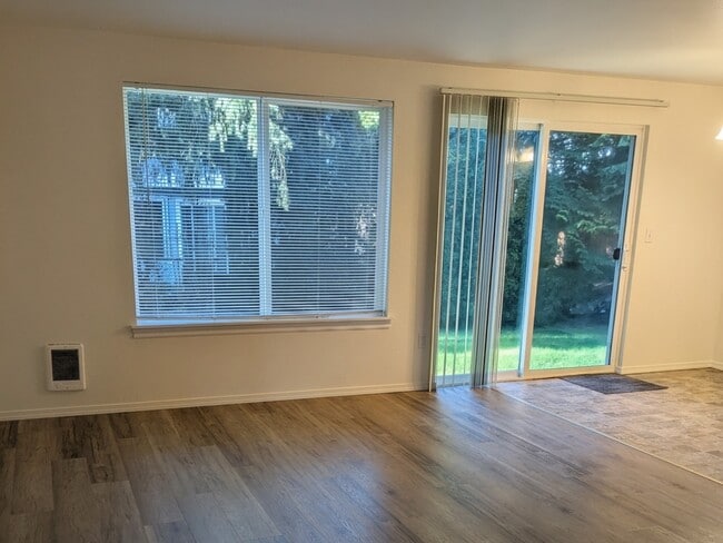 Living room - 9127 Meridian Pl NE Unit 2