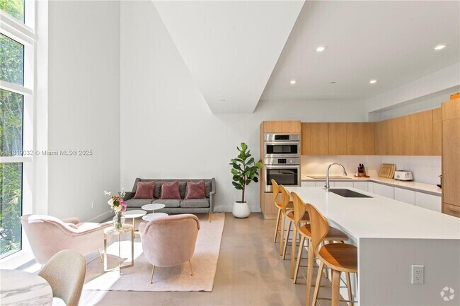 Building Photo - 455 NE 39th St Unit 102 Rental