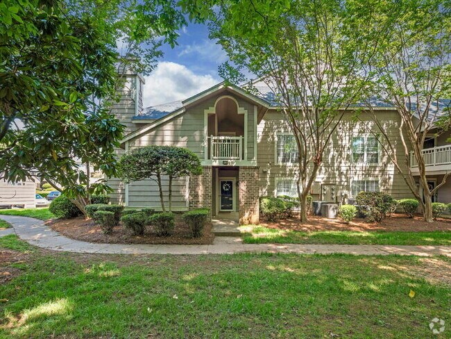 Building Photo - 5011 Sharon Rd Unit J Rental