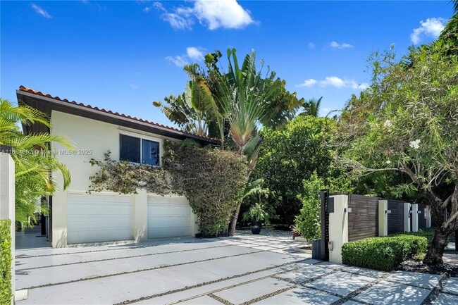 Photo - 1111 N Venetian Dr