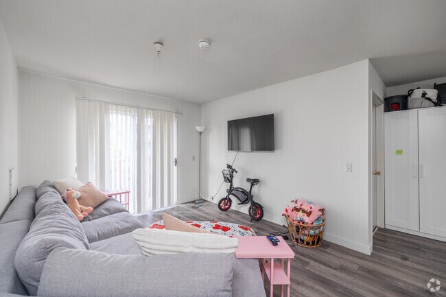 2BR, 2BA - 850SF - Living Room