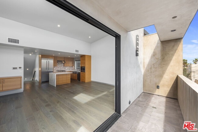 Building Photo - 454 S Venice Blvd Rental