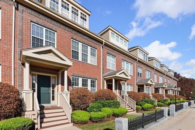 Gracious Executive End Unit Townhome — 2,5... - Gracious Executive End Unit Townhome — 2,5...