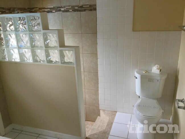 Photo - 2025 Helm Ln