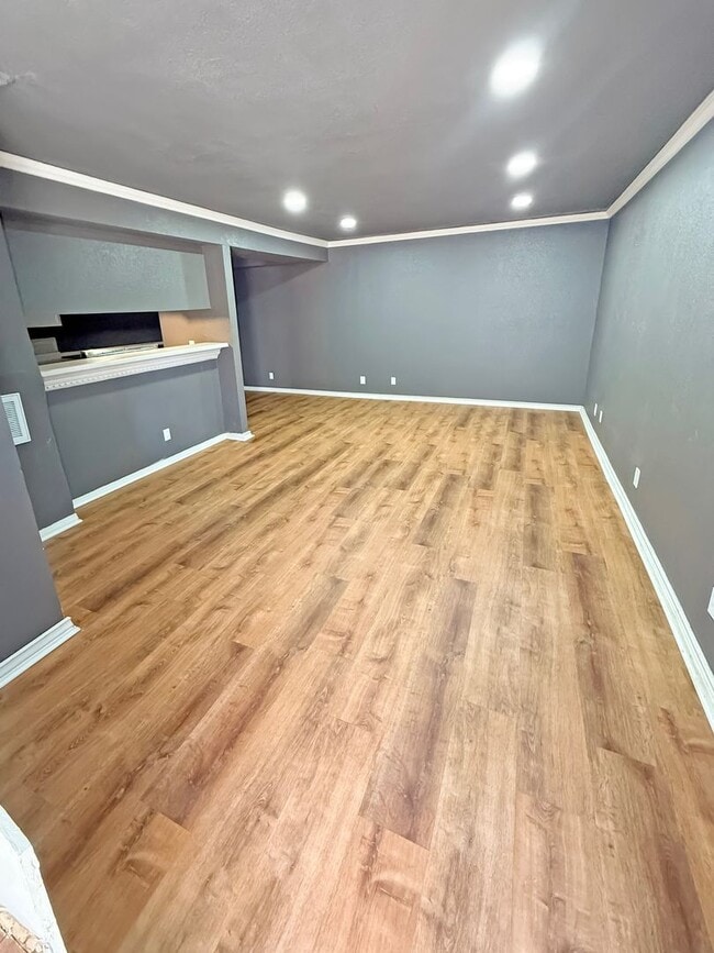 Building Photo - Section 8 Friendly - Modernized South Tulsa Condo with Pool Acc