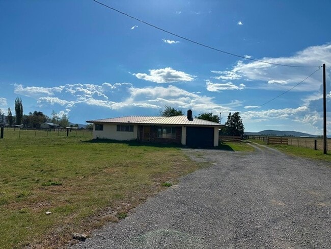 Building Photo - Updated home in Henley School District