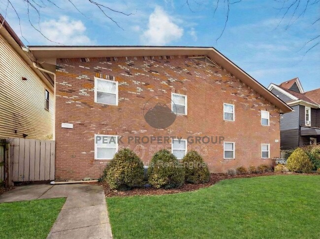 Building Photo - 1393 Summit St Unit A