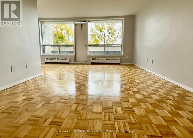 Photo - 363 Lakeshore Rd E Unité 208