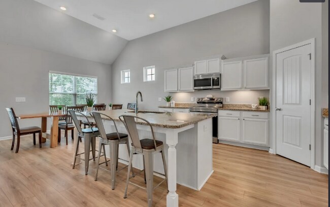 Photo - 272 Thorpe Dr