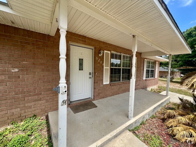 Building Photo - NICE 3B3/1BA - MINUTES FROM NAS WHITING FI... Rental