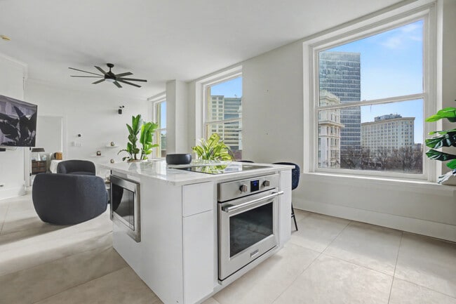 Building Photo - Downtown Atlanta Luxury Condo