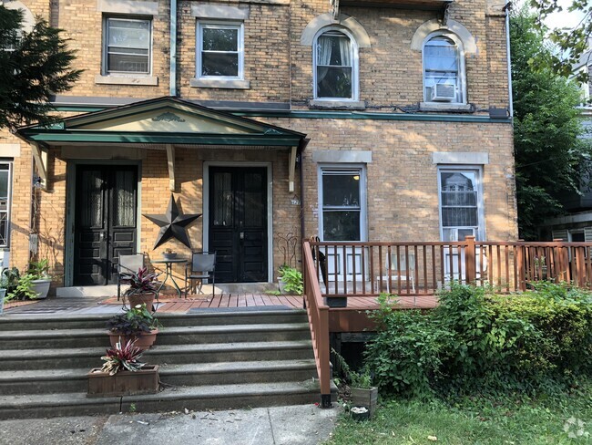 Building Photo - 1127 S 48th St Unit 1 Front Rental