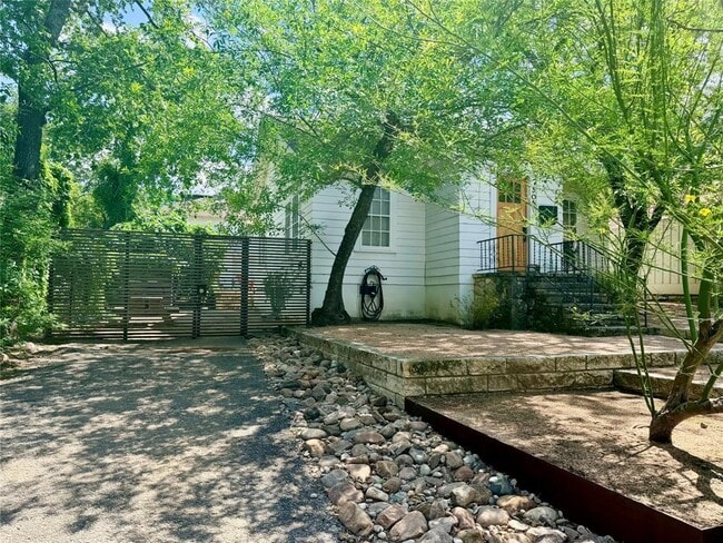Photo - 305 Lockhart Dr