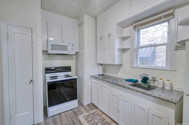 Photo - Spacious 2 Bedroom Apartment in Monte Vista Near Downtown San Antonio