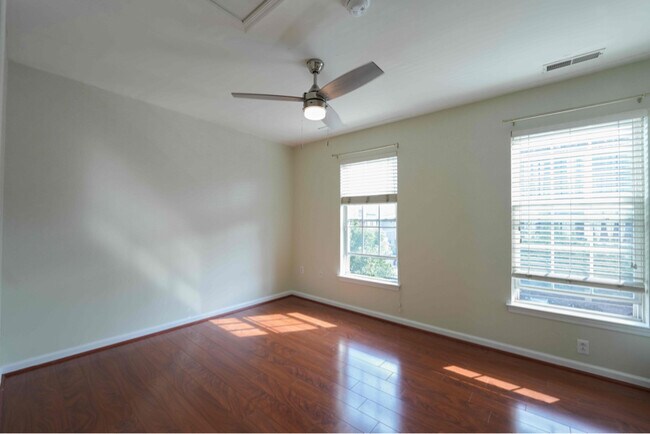 Photo - 2441 E York St