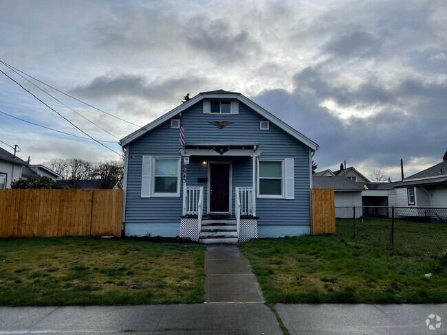 Building Photo - 4 BEDROOM 1.5 BATHROOM WITH FENCED YARD Rental