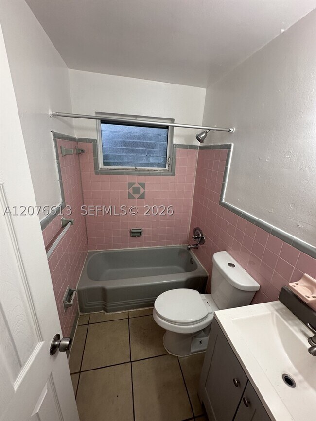409 SW 4th St Unit w