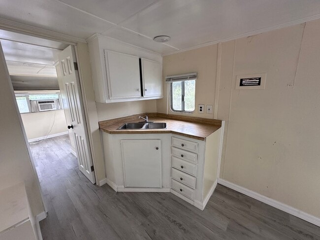 Photo - 1/1 Mobile Home - Rent to own - Zephyrhills, FL Unit 13