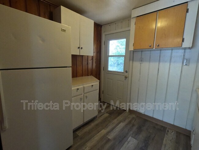Photo - 105 E Stuart St