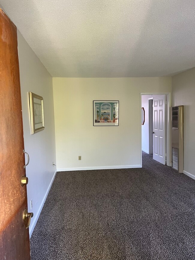 Entrada - 2306 E Commonwealth Ave