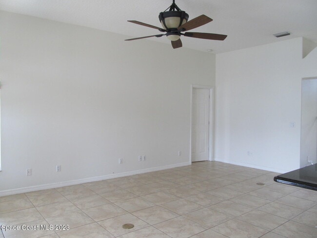 Photo - 986 Fostoria Dr