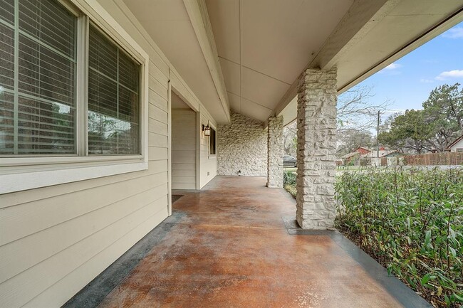 8001 Manassas Dr