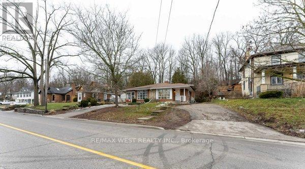 Photo - 368 Fountain St S