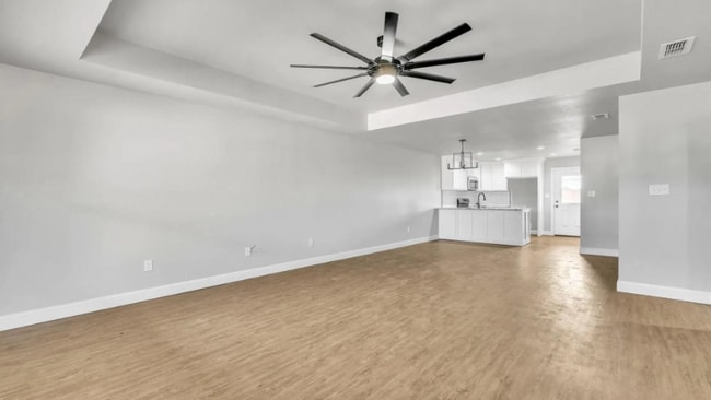 Photo - 313 Woodstock Ln