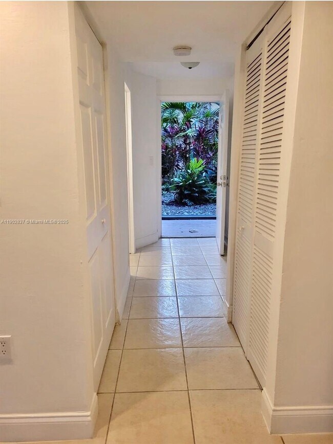 Building Photo - 4205 N University Dr Unit 111