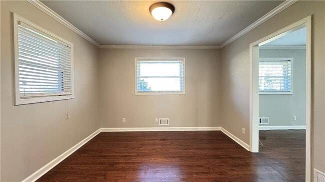 Photo - 552 Sybil Ln SE