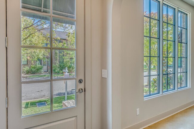 Photo - 4924 Upper James St