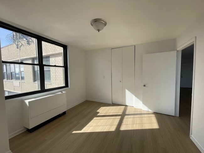 Building Photo - 200 E 27th St Rental