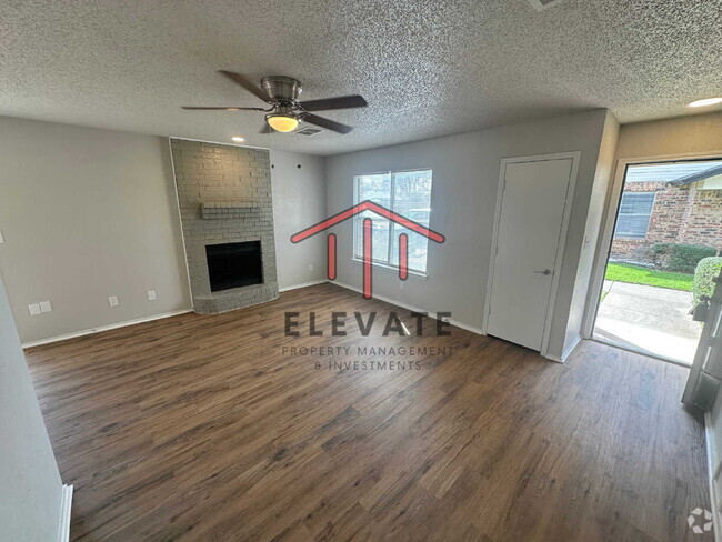 Building Photo - "Charming 2-Bed Townhouse Retreat in North...