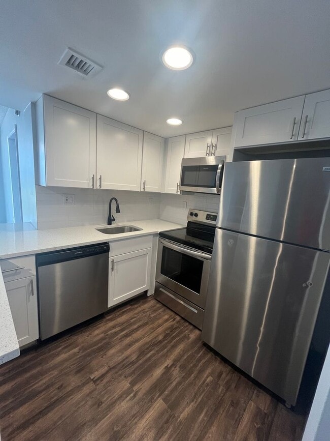 Building Photo - TWO BEDROOM TWO BATHROOM! WATERFRONT COMMUNITY Unit 14