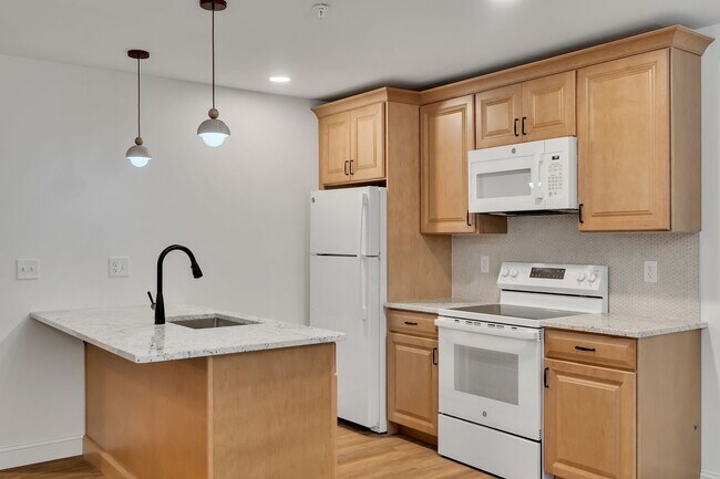 Building Photo - 36 Pawling Ave Unit 201