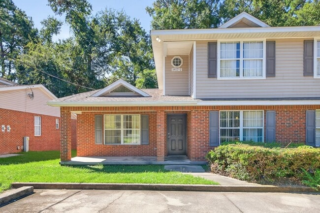 Building Photo - 1905 Honeysuckle Dr