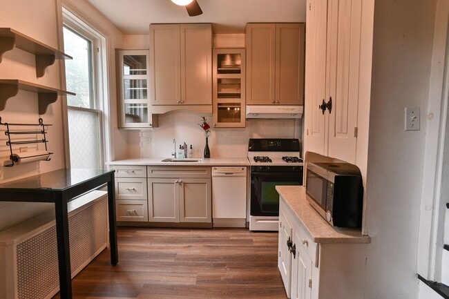 Photo - Charming 3 Bedroom on Verbeke St w Off Str... Casa