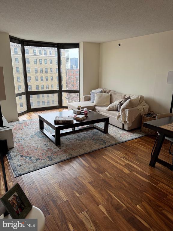 Building Photo - 2020 Walnut St Unit 15K