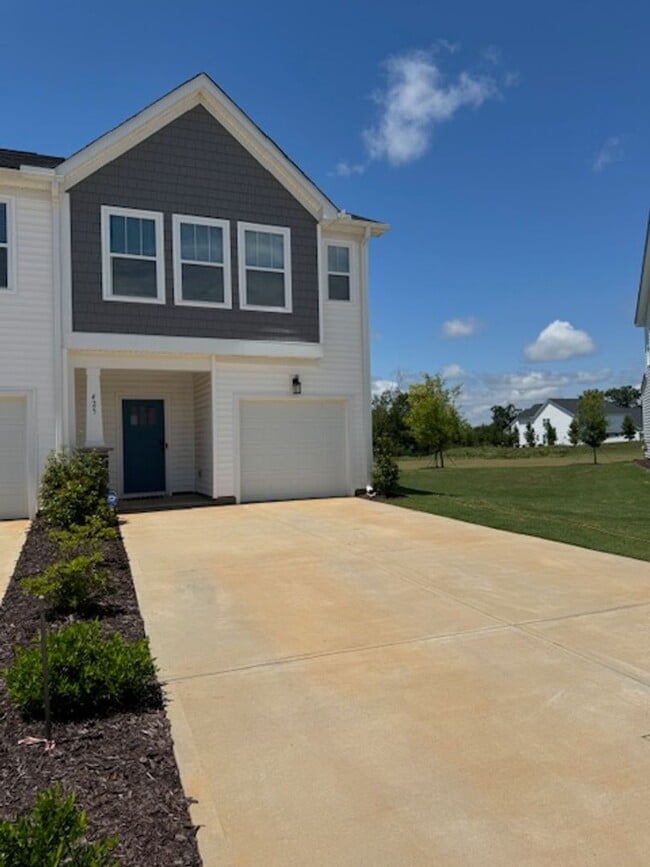 Building Photo - Move In Ready - 3 Bedrooms, 2.5 Baths. Hic... Rental